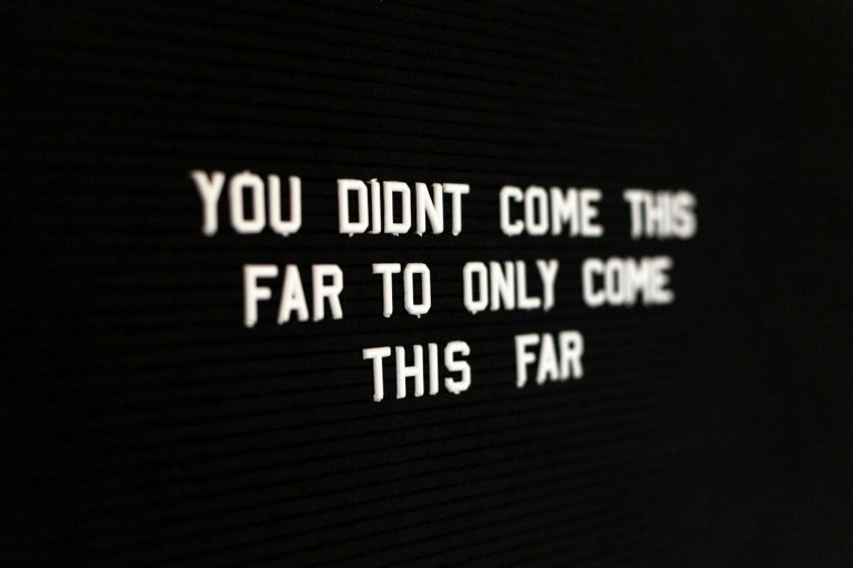 Kontakt Text auf schwarzem Hintergrund: "YOU DIDN'T COME THIS FAR TO ONLY COME THIS FAR".